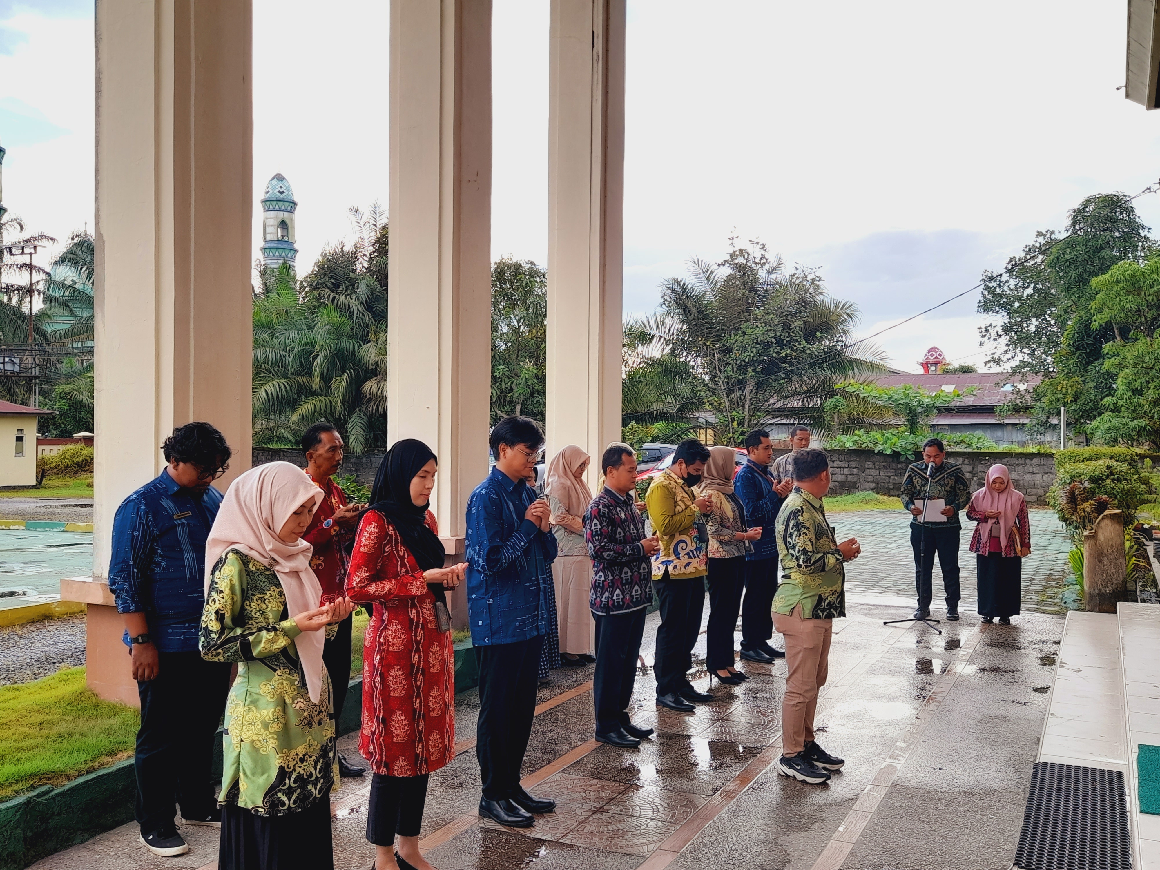 1048. Ragil Tri Wicaksana Pimpin Doa pada Apel Jumat Sore PA Sampit Kelas IB