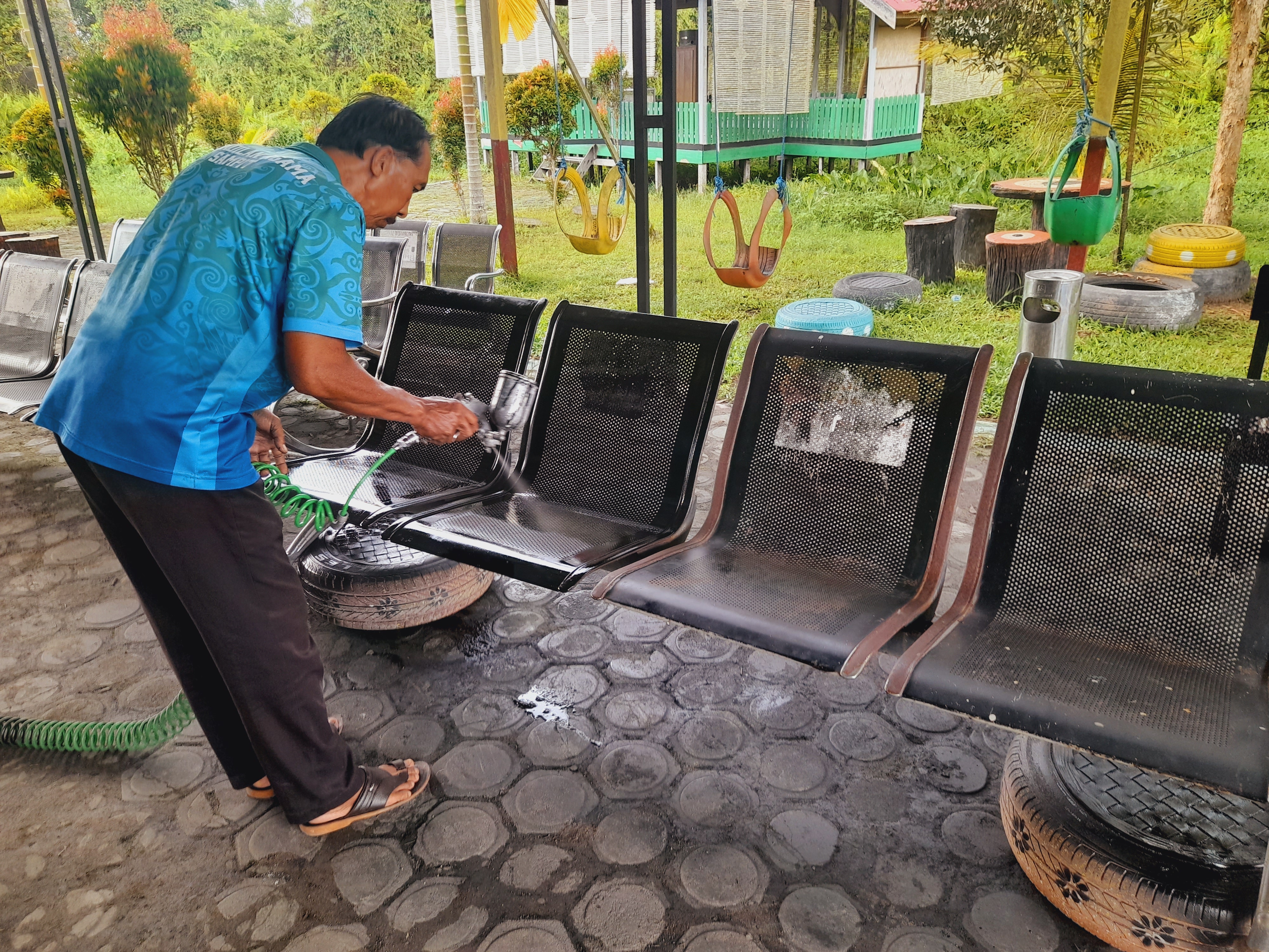 972. Pegawai PA Sampit Lakukan Pengecatan Ulang Kursi Pengunjung, Wujudkan Lingkungan Nyaman dan Representatif