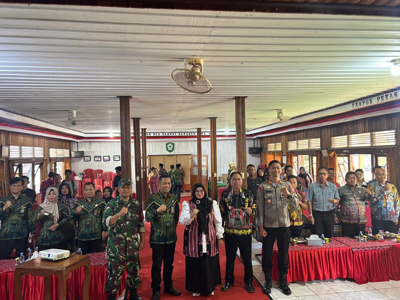 925. Momen Kebersamaan Warnai Pembukaan Sidang di Luar Gedung PA Sampit di Parenggean