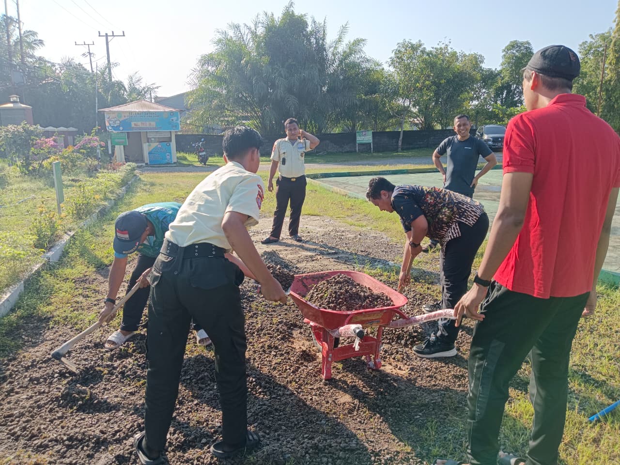 975. Jumat Bersih PA Sampit, Penimbunan Jalan Halaman Belakang Dilaksanakan Secara Gotong Royong