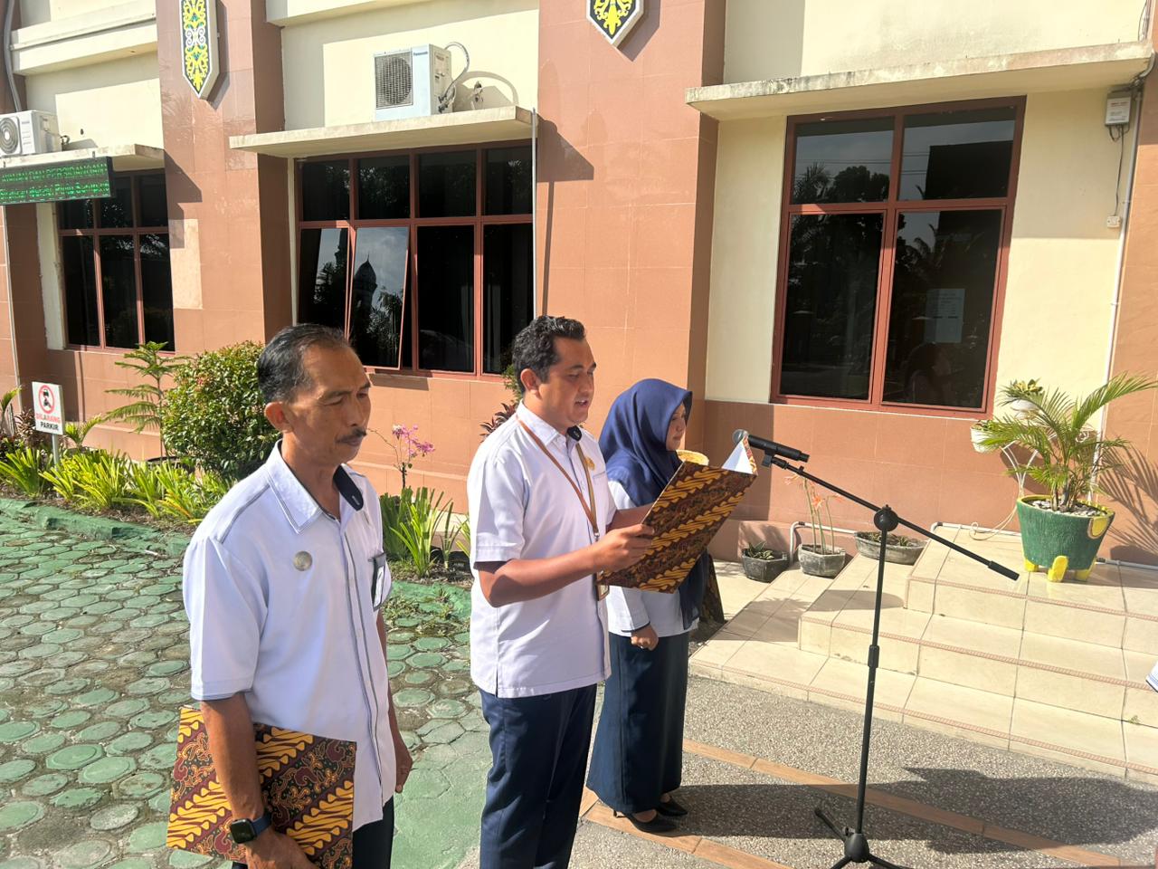 1106. Apriansyah, S.H. Membacakan 8 Nilai Utama Mahkamah Agung RI pada Apel Senin Pagi