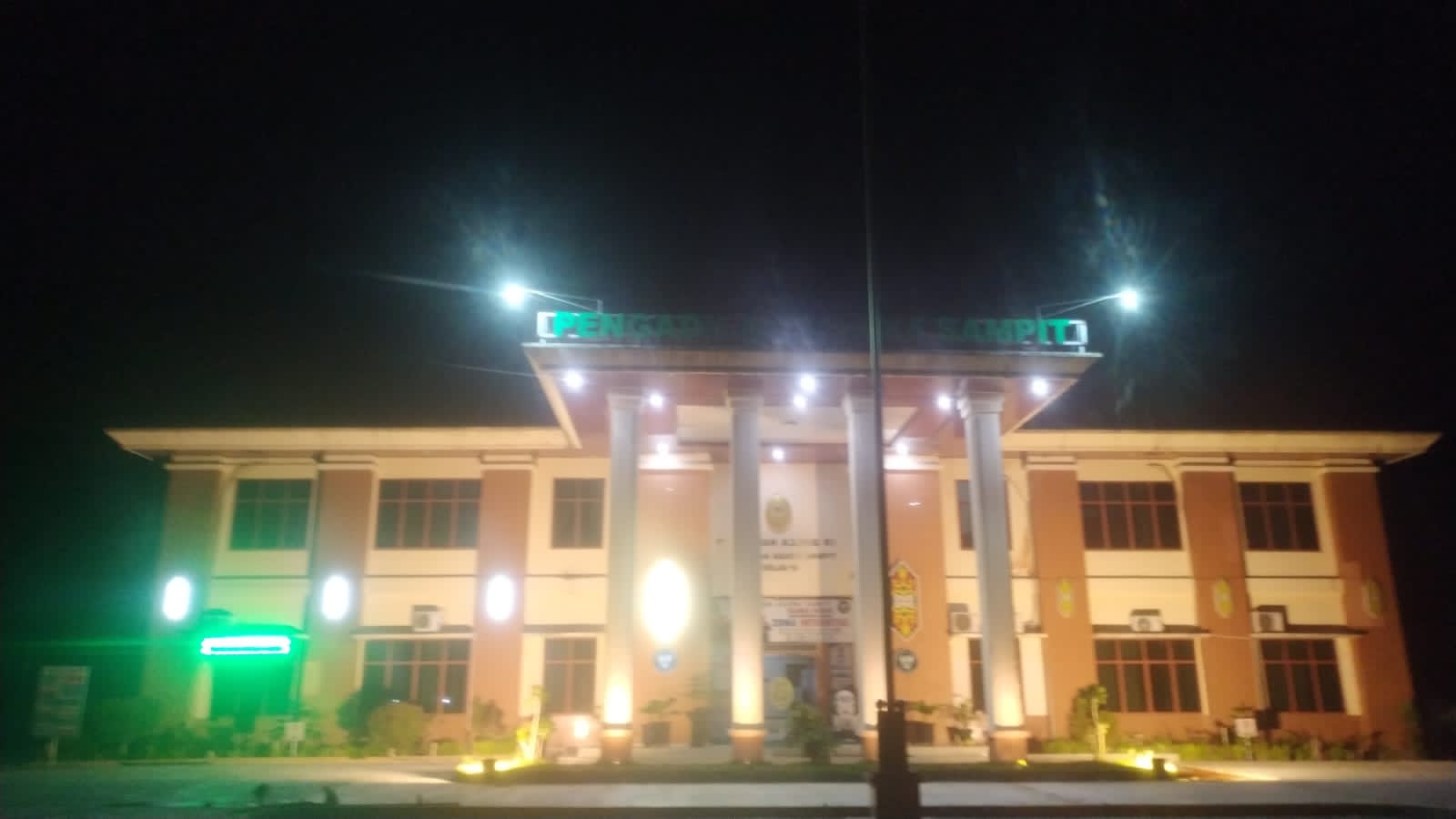 1173. PA Sampit Laksanakan Perbaikan Lampu Penerangan Gedung untuk Tingkatkan Keamanan Lingkungan Kantor