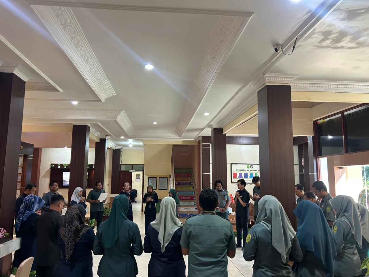 1297. Ragil Tri Wicaksana Pimpin Doa Bersama Selasa Pagi untuk Mengawali Pelaksanaan Tugas di Pengadilan Agama Sampit