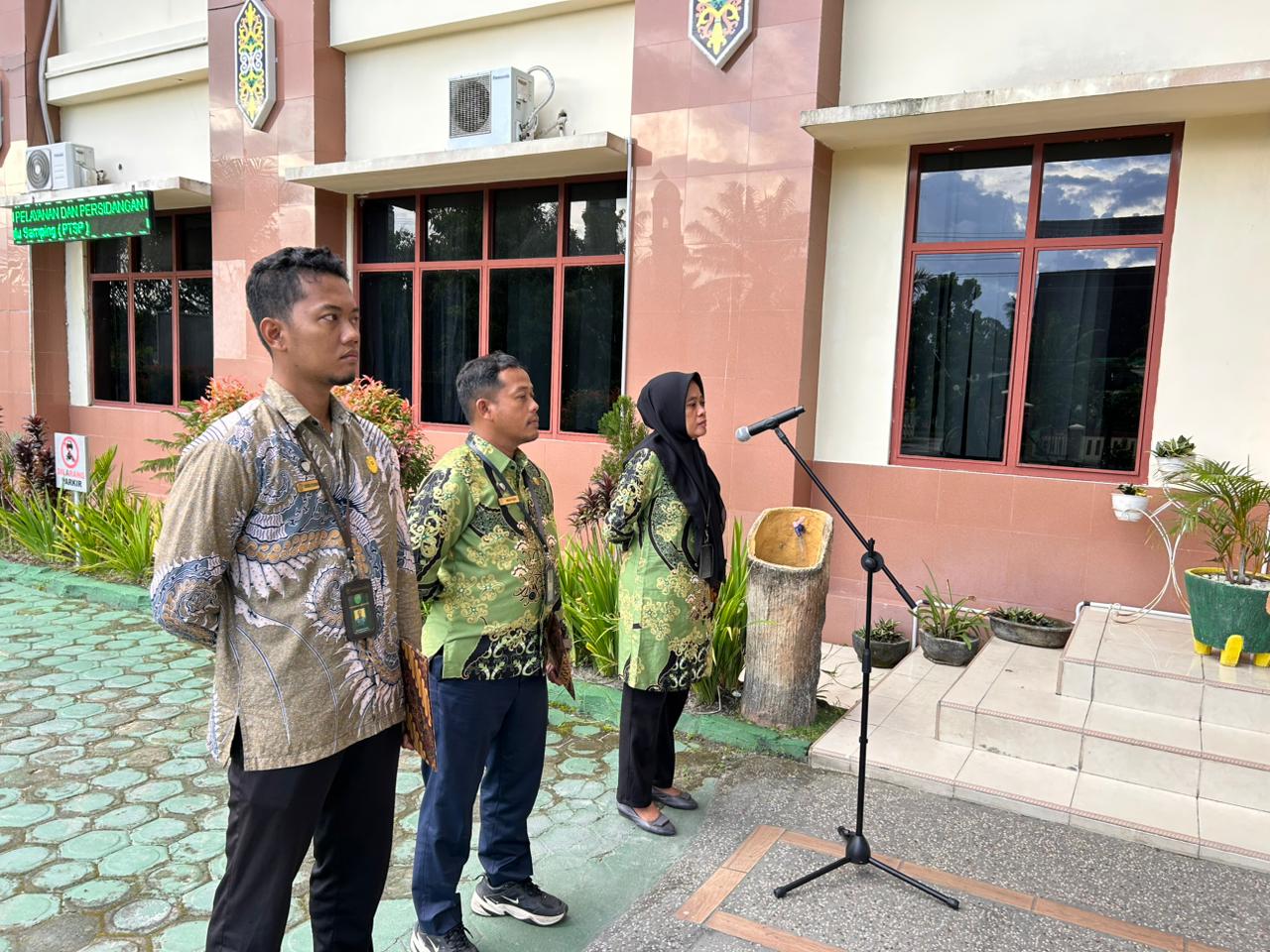 959. Wahyudi Pimpin Doa Bersama pada Apel Jumat Sore Pengadilan Agama Sampit