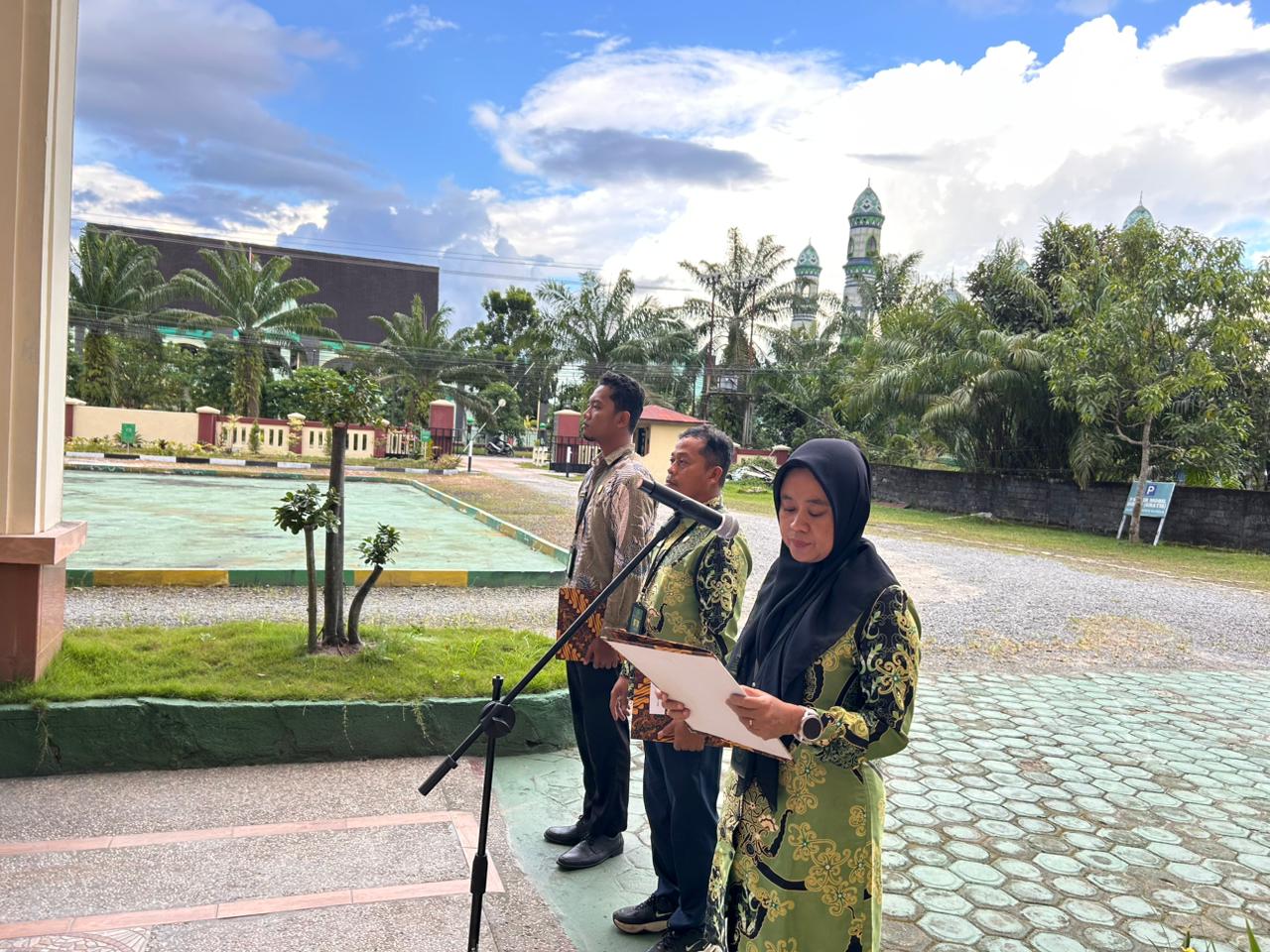 958. Linda Arianti, S.Pi. Pimpin Jalannya Apel Jumat Sore di Pengadilan Agama Sampit